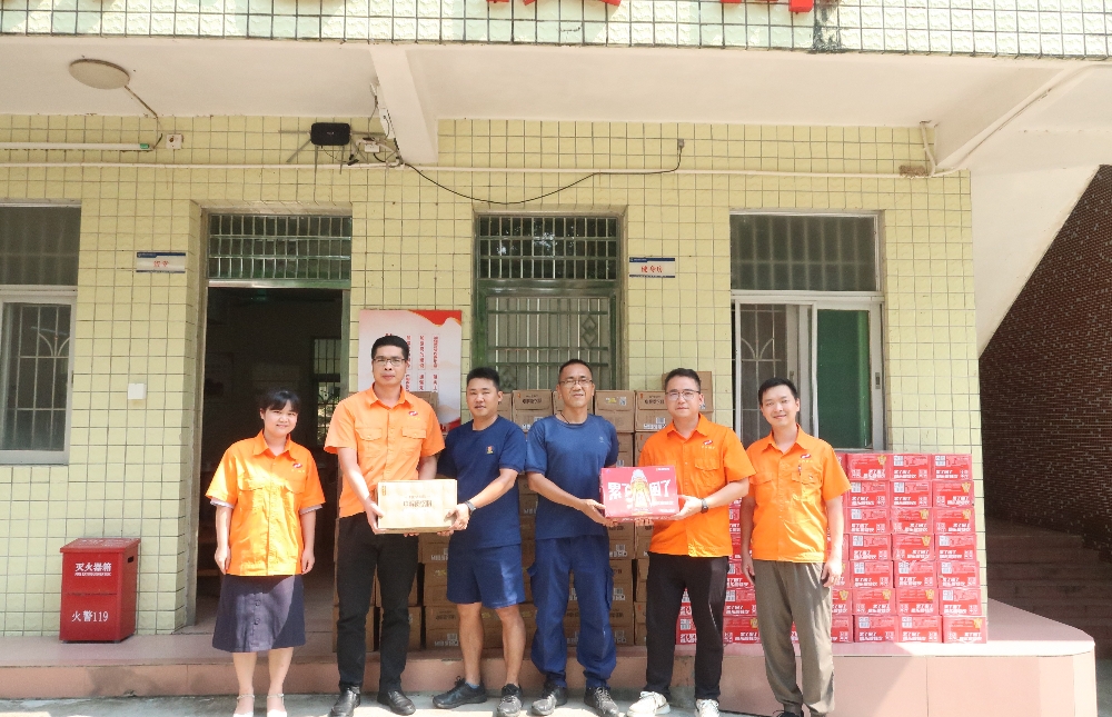 7122cc太阳集成游戏民爆为高温环境奋战一线的广州增城森林消防大队送上夏日清凉_副本.jpg