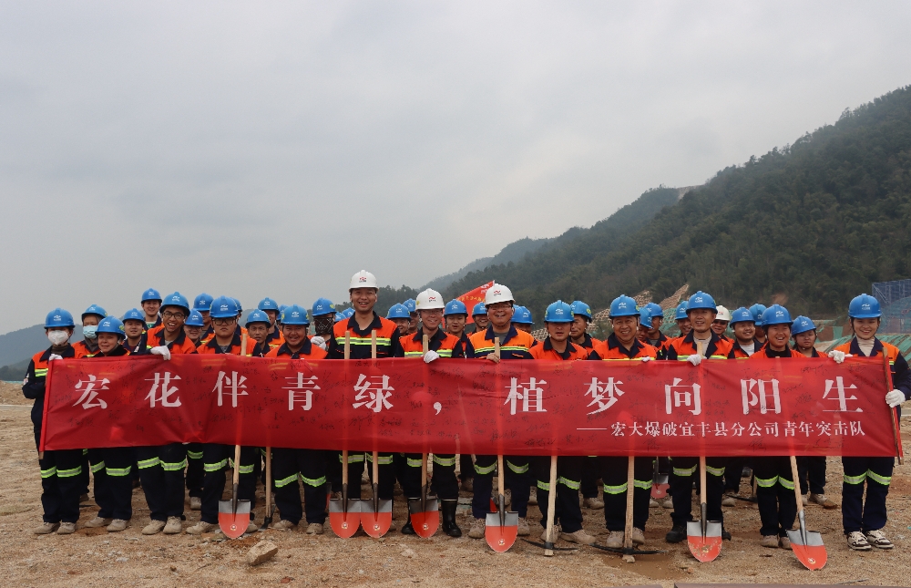6122cc太阳集成游戏工程各项目青年突击队开展植树活动_副本.jpg